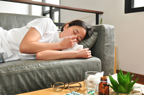 Genç Asyalı kadın hasta ve grip var - Fotoğraf, Görsel