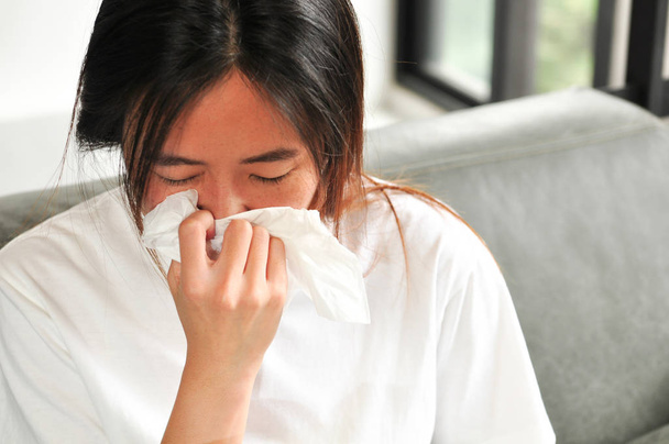 Joven mujer asiática enfermó y gripe
 - Foto, Imagen