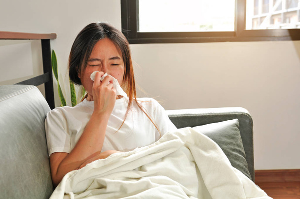 Asyalı kadın hasta ve grip - Fotoğraf, Görsel