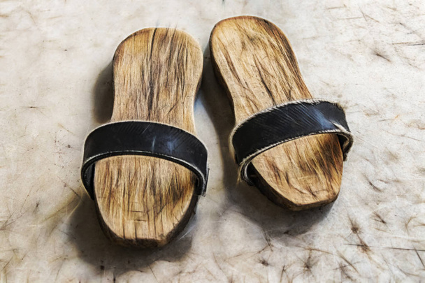 párem dřeváky pro turecké bath.shoes s tlusté dřevěná podešev. - Fotografie, Obrázek