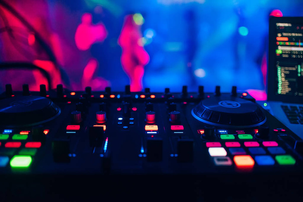 Panel controlador mezclador DJ para música electrónica
 - Foto, Imagen