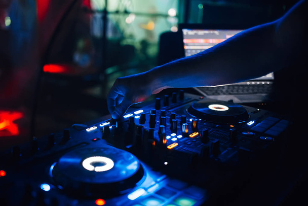 mikseri ja DJ-koppi yökerhossa juhlissa, joilla on hajanainen kirkas tausta
 - Valokuva, kuva