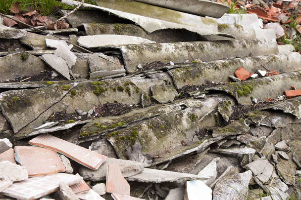 Illegale asbest dumping - dakpannen asbest panelen illegaal verlaten in de natuur - Foto, afbeelding
