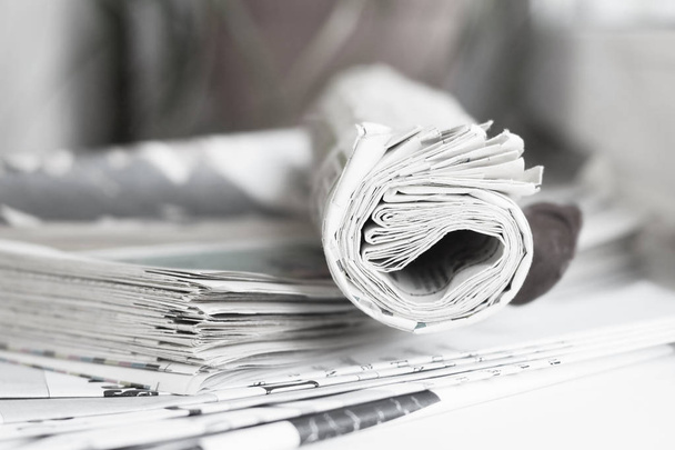 Periódicos plegados apilados en pila y páginas con titulares y artículos, vista superior
       - Foto, imagen