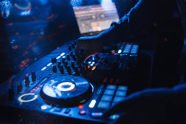 DJ в кабінці грає мікшер в нічному клубі
 - Фото, зображення
