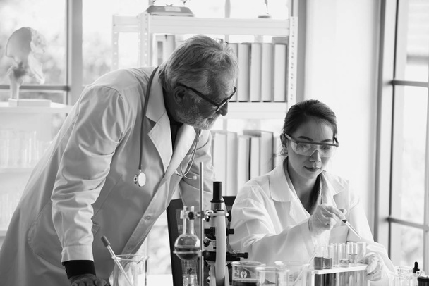 Dos científicos trabajando en laboratorio - Foto, imagen