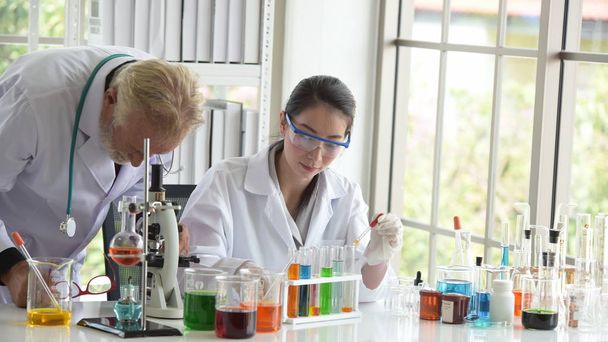 Dos científicos trabajando en laboratorio - Foto, Imagen