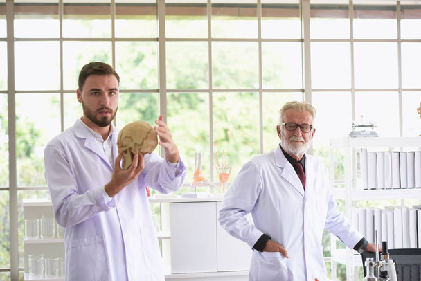 Cientistas do sexo masculino trabalhando em laboratório
 - Foto, Imagem