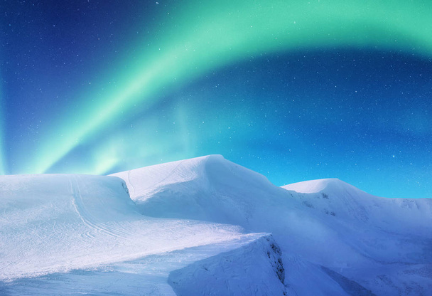 Aurora boreal en las islas Lofoten, Noruega. Luces verdes del norte sobre montañas. Cielo nocturno con luces polares. Paisaje nocturno de invierno con aurora. Contexto natural en Noruega
 - Foto, imagen