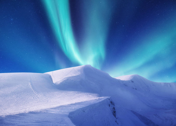 Полярне сяйво на островах прибуття, Норвегія. Зелений Північне сяйво над горами. Нічне небо з полярних вогнями. Вночі зимовий пейзаж з aurora. Природного фону у Норвегії - Фото, зображення