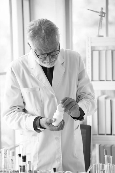 Velho cientista do sexo masculino trabalhando em laboratório
 - Foto, Imagem