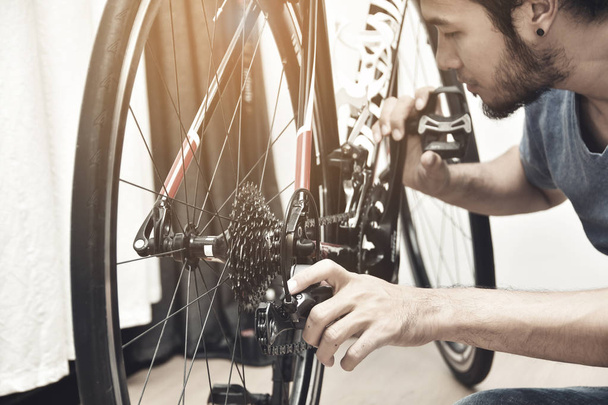Man technical maintenance bicycle - Foto, afbeelding