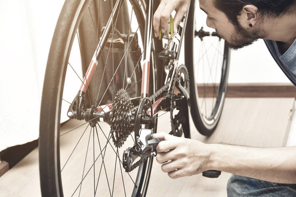 Man technical maintenance bicycle - Foto, afbeelding