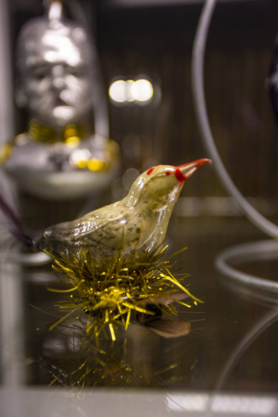 Старовинні різдвяні іграшки прикраси птах з червоним носом
 - Фото, зображення