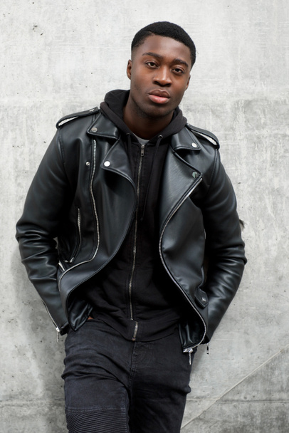 Портрет крутого молодого чорного чоловіка зі шкіряною курткою
 - Фото, зображення