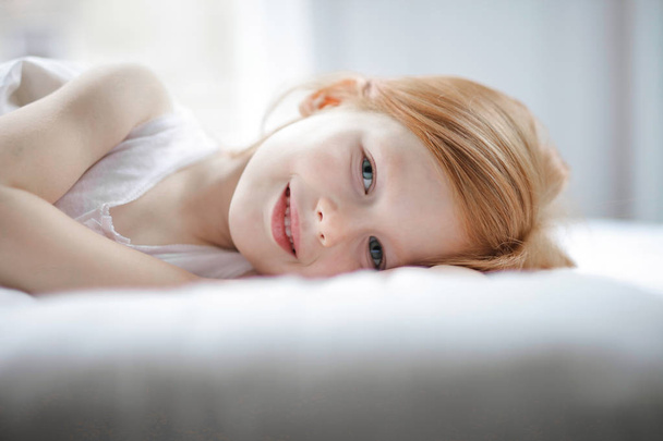 Young little girl lying in the bed  - Photo, Image