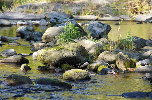 algumas pedras redondas no rio com baixo nível de água
 - Foto, Imagem