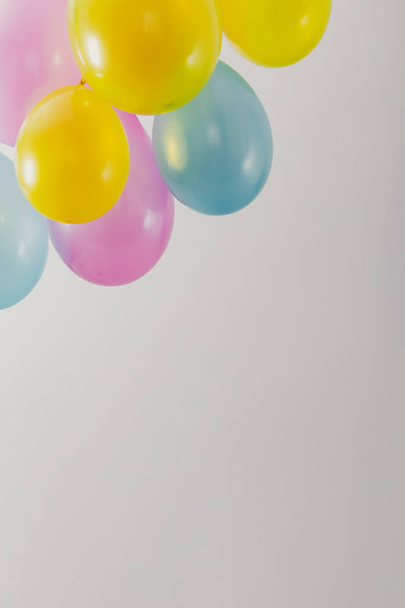 Πολύχρωμα μπαλόνια διασκέδαση κόμμα Καρναβάλι ή γενέθλια. - Φωτογραφία, εικόνα