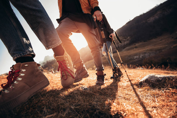 Senderismo hombre y mujer con botas de trekking en el sendero
 - Foto, Imagen