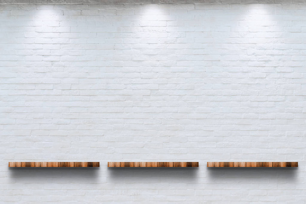 Порожній верх дерев'яної полиці з фоном білої цегляної стіни. Для відображення або монтування ваших продуктів
. - Фото, зображення
