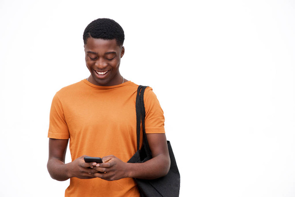 Портрет щасливого молодого чоловіка, який дивиться на мобільний телефон на ізольованому білому тлі
  - Фото, зображення