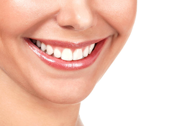Πλάνο closeup της όμορφο γυναικείο χαμόγελο, απομονώνονται σε λευκό φόντο - Φωτογραφία, εικόνα