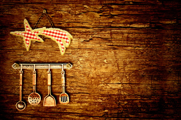 Menu de Noël fond du dîner. Ustensiles de cuisine anciens Starand suspendus sur un mur en bois rustique avec espace de copie à blanc
 - Photo, image