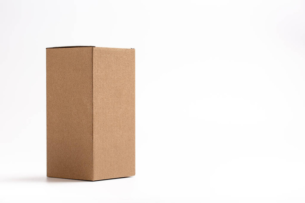 lege label kartonnen doos op witte achtergrond - Foto, afbeelding