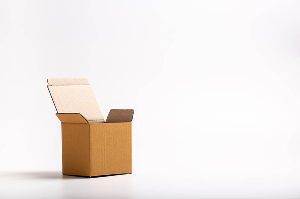 prázdné kartonové krabice na bílém pozadí - Fotografie, Obrázek