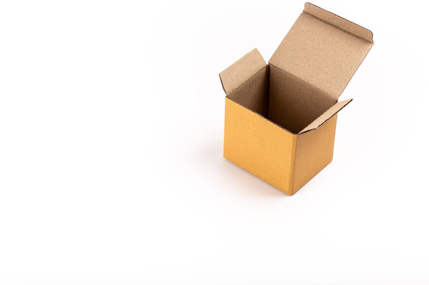 prázdné kartonové krabice na bílém pozadí - Fotografie, Obrázek