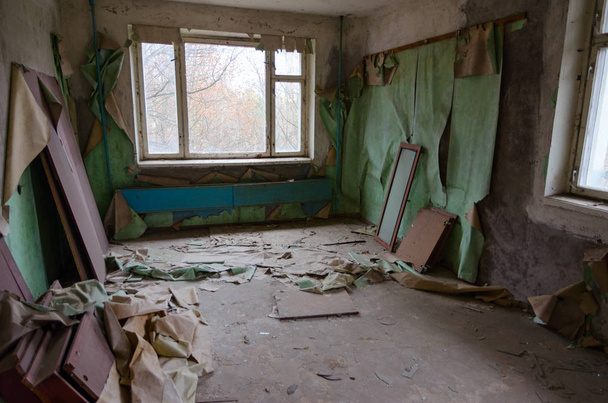 Room in 9-storey apartment building in dead abandoned ghost town Pripyat, Chernobyl nuclear power plant exclusion zone, Ukraine - 写真・画像