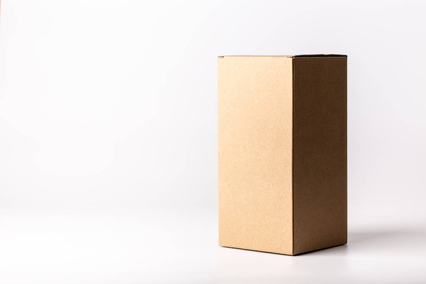 caja de cartón de etiqueta en blanco sobre fondo blanco
 - Foto, imagen