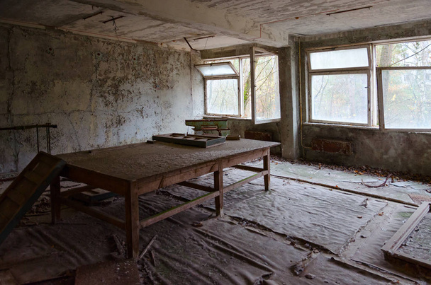 School in dead abandoned ghost town of Pripyat in Chernobyl nuclear power plant alienation zone (after disaster, 32 years without people), Ukraine - Fotoğraf, Görsel