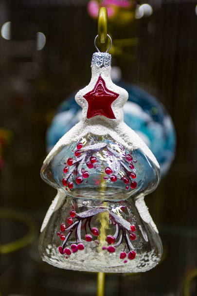 赤い星とクリスマス ツリーのビンテージ グッズ装飾ツリー - 写真・画像
