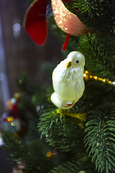 クリスマス ツリーのビンテージ グッズ装飾白いオウム - 写真・画像