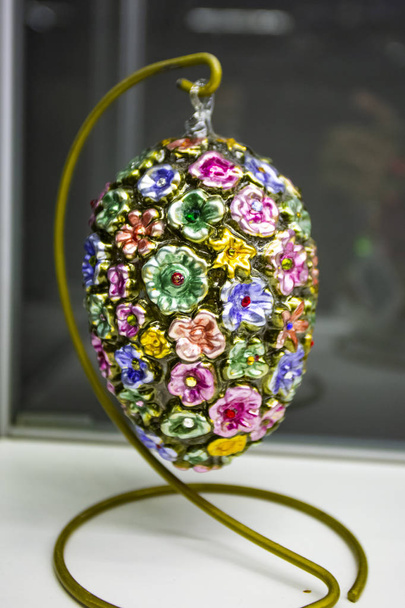 Vintage árbol de Navidad juguete decoraciones huevo de cristal con flores
 - Foto, imagen