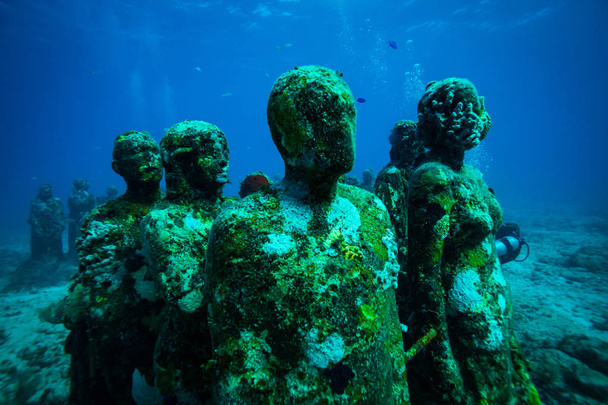 underwater picture of stone statues on ocean bottom - Foto, imagen
