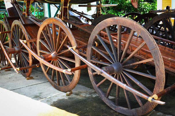 ruota del carrello vintage / vecchia ruota in legno spettacolo antico nel parco
  - Foto, immagini