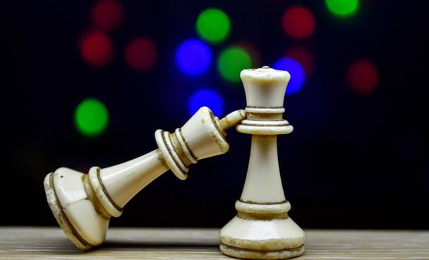 piezas de ajedrez rey y reina sobre fondo bokeh, imagen de un
 - Foto, imagen