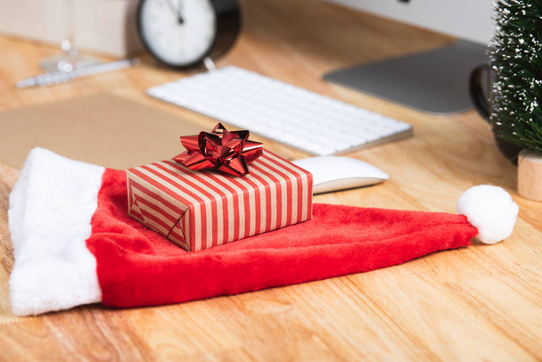テーブルの上のクリスマスの装飾が付いているオフィスでクリスマスに赤いギフト ボックス. - 写真・画像