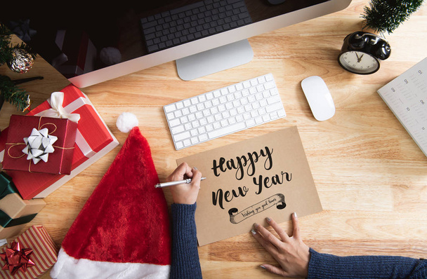 Feliz ano novo feriado saudação papel cartão design mockup com decoração na mesa de madeira
. - Foto, Imagem