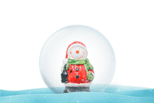 Ізольований різдвяний кристалічний магічний м'яч на снігу
. - Фото, зображення