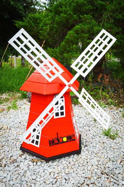 bunte rote Windmühle Windrad im Park Garten - Landschaft Windmühle Natur Hügel Hintergrund  - Foto, Bild