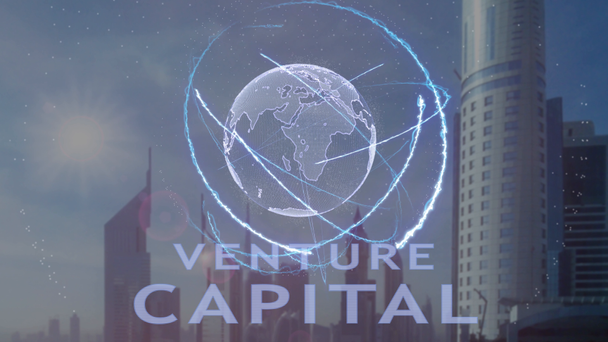 Rizikového kapitálu text s 3d hologramem planety země na pozadí moderní metropole - Záběry, video