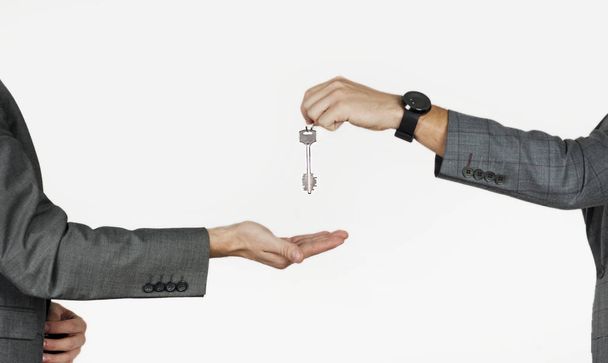 hombres manos entregando llaves de la casa, apartamentos, coches sobre un fondo aislado
 - Foto, imagen