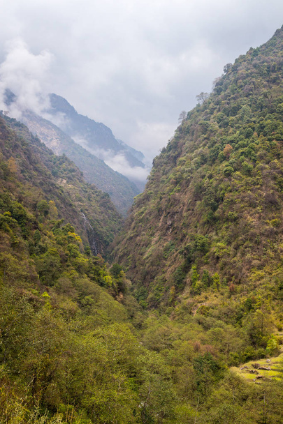 ヒマラヤ山脈アンナプルナ ベース キャンプに追跡の美しい風景 - 写真・画像