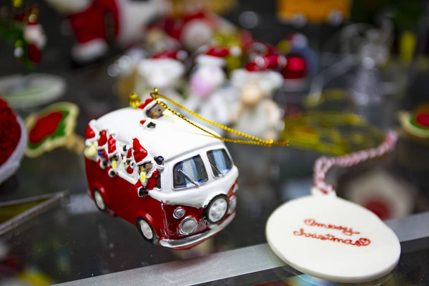 vintage christbaum spielzeug dekorationen frohe weihnachten bus - Foto, Bild
