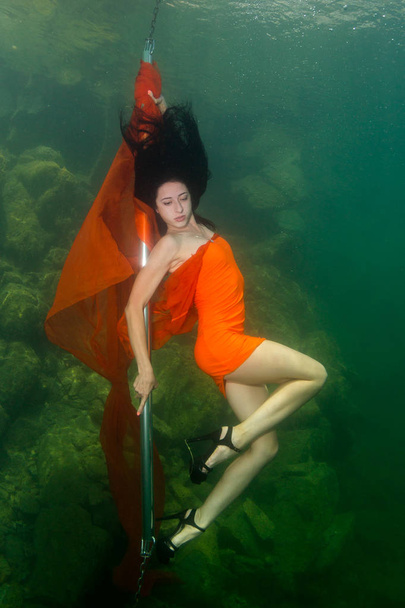 Bajo el agua striptease hermosa chica delgada
 - Foto, Imagen