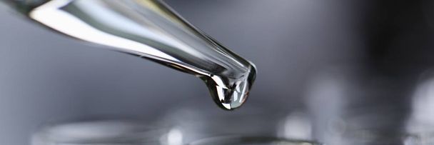 Jaune liquide renversé essence additif approvisionnement innovant
 - Photo, image