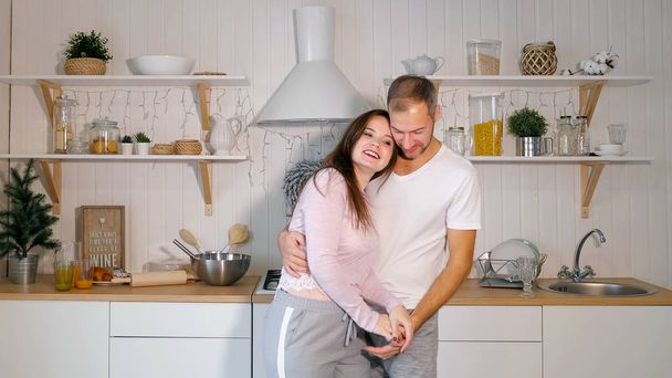 Paar tanzt auf Küche - Foto, Bild